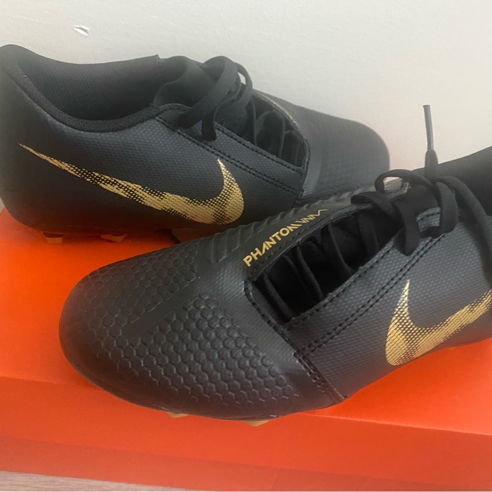 Nike Phantom Venom Club FG in Black and White